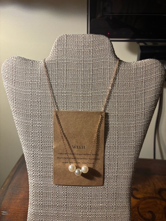 Unbranded Jewelry - WISH Gold Pearl Necklace